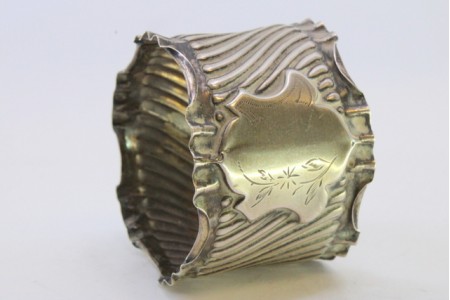  Argola de guardanapo em prata com relevos espiralados envolvendo cartela para monograma.